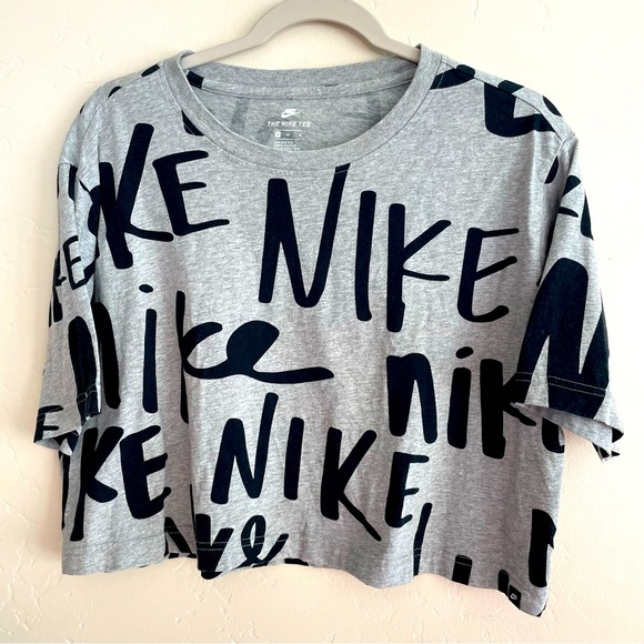 2🍒/$36~Nike AOP Graffiti Style Gray Crop Top~Medium - Picture 7 of 15